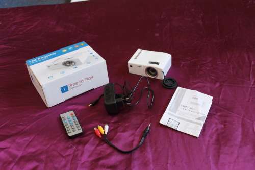 HD LED Multimedia Projector & Home Theater Cinema & Remote