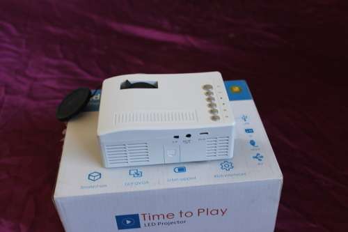 HD LED Multimedia Projector & Home Theater Cinema & Remote