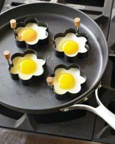 FLOWER SHAPED PANCAKE AND EGG RING