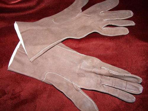 VINTAGE SUEDE BROWN LADIES GLOVES SIZE SMALL-Relist due to non payment