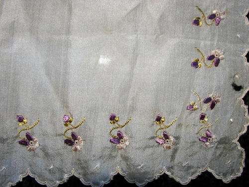 VINTAGE FINE SILK  EMBROIDERY COLLECTABLE HANKY NO 2