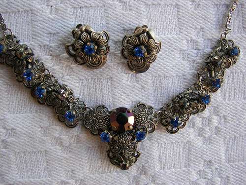 VINTAGE FILIGREEE NECKLACE AND CLIP ON EARINGS TO MATCH
