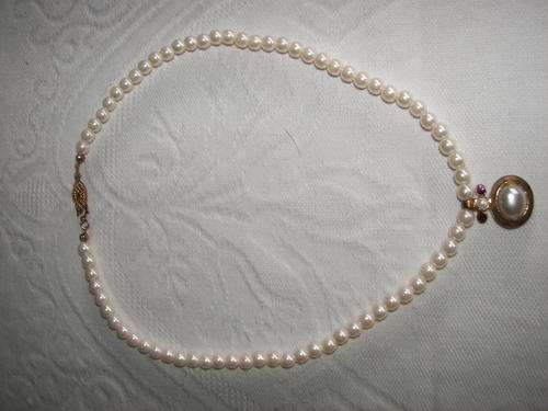 FAUX PEARL NECKLACE WITH PENDENT AND 2 AMETHYST COLOUR STONES