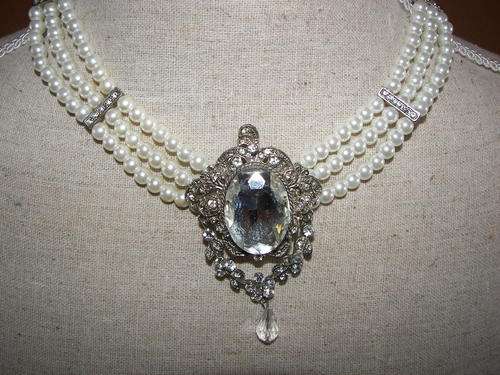 A remarkable piece!Triple Faux pearl choker/silver tone with large ?glass centrepiece pendent
