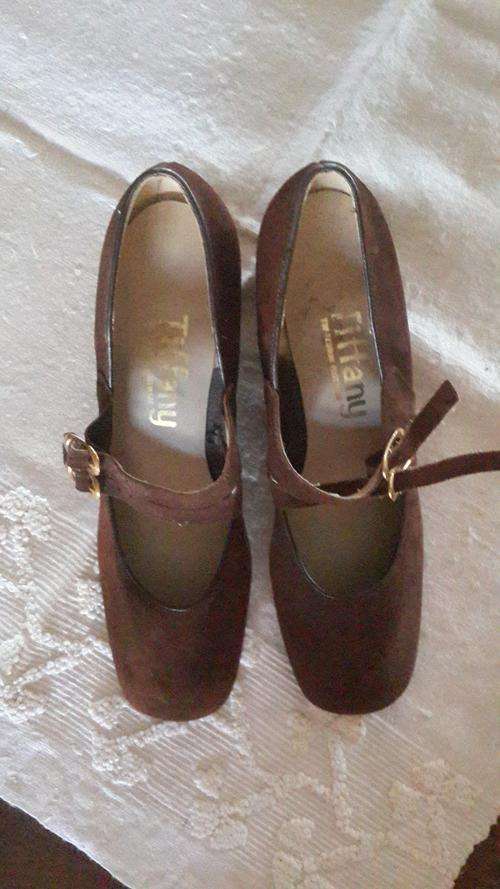VINTAGE TAN WEDGE SLIP IN SHOES SIZE 7-71/2 (TIFFANY)