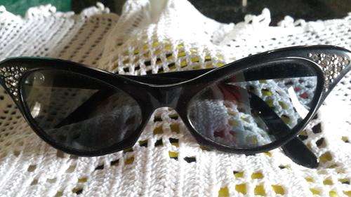 VINTAGE BLACK FRAMED AND DIAMANTE CATS EYE SUNGLASSES
