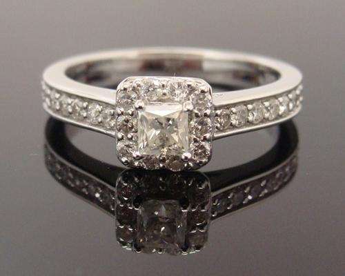 NO RESERVE - 1ct PRINCESS CUT DIAMOND ENGAGEMENT RING SET IN WHITE GOLD **R36,000**