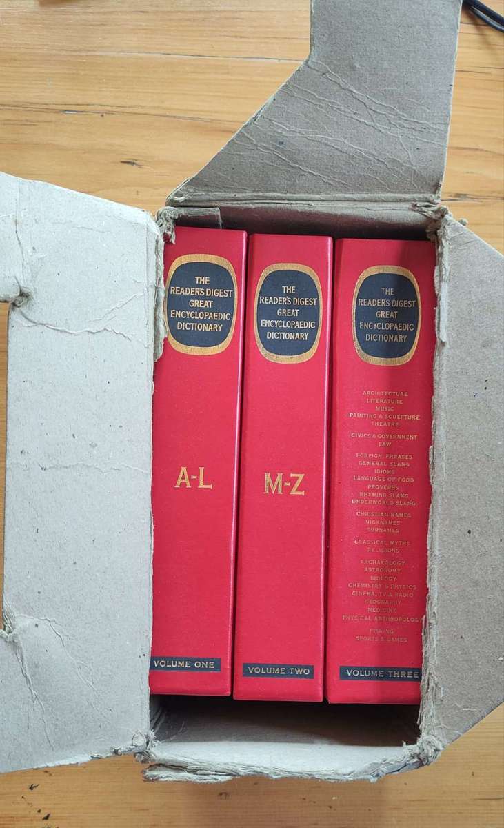 The Readers Digest Great Encyclopaedic Dictionary Set of 3 in boks. (LIKE NEW)