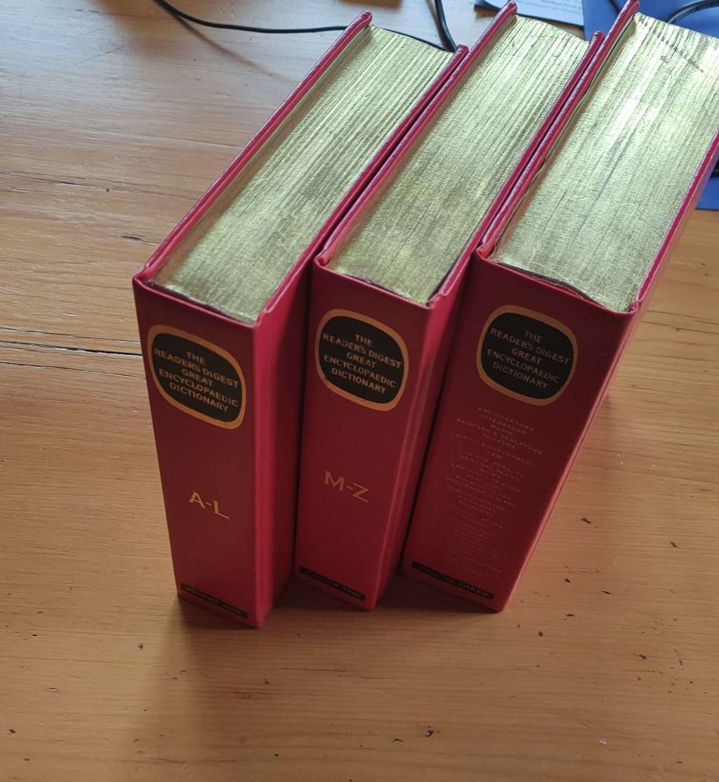 The Readers Digest Great Encyclopaedic Dictionary Set of 3 in boks. (LIKE NEW)