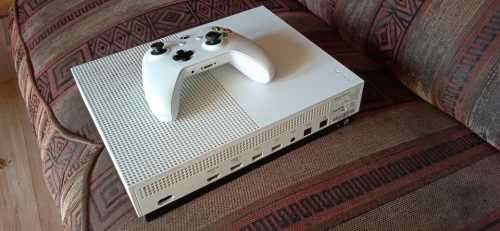 Mint condition XBOX ONE S 1T with all accessories.