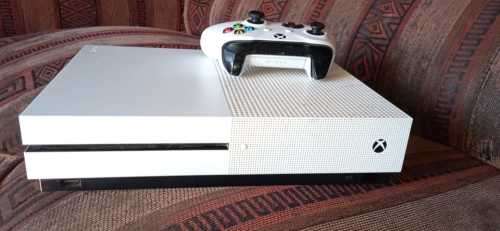 Mint condition XBOX ONE S 1T with all accessories.