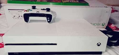 Mint condition XBOX ONE S 1T with all accessories.
