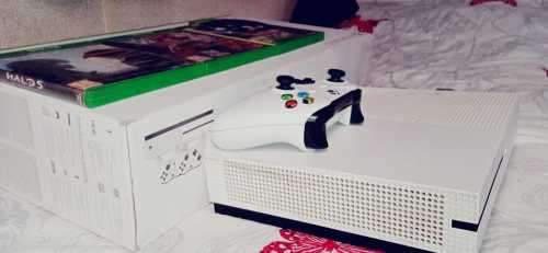 Mint condition XBOX ONE S 1T with all accessories.