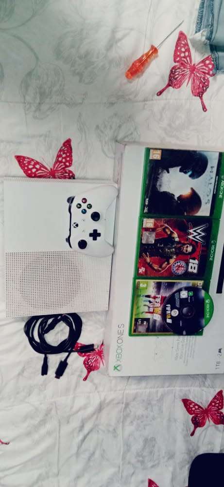 Mint condition XBOX ONE S 1T with all accessories.