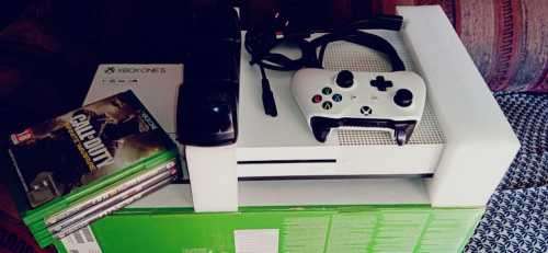 Mint condition XBOX ONE S 1T with all accessories.