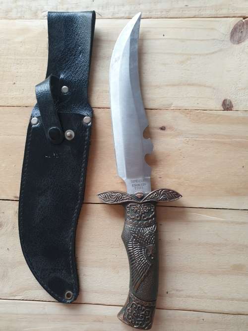 A knife, 2 throwing knives and a 6 star throwing star