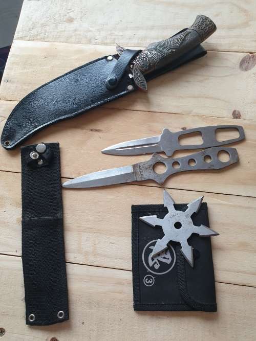 A knife, 2 throwing knives and a 6 star throwing star