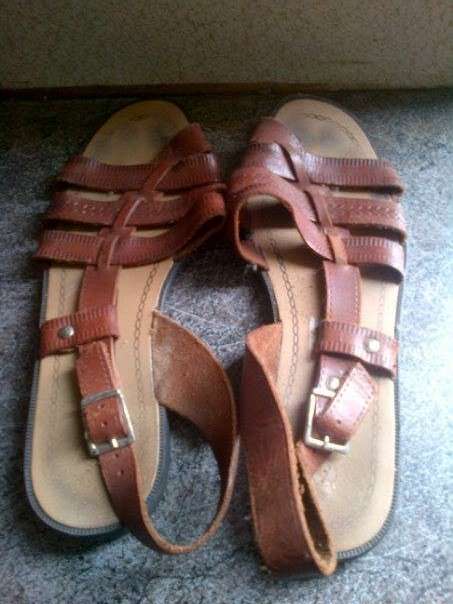 3 PAIRS OF LADIES SHOES SIZE 5 AND SIZE 7 & HALF BUT LOOK LIKE SIZE 5