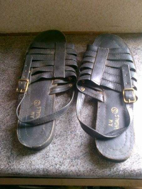 3 PAIRS OF LADIES SHOES SIZE 5 AND SIZE 7 & HALF BUT LOOK LIKE SIZE 5