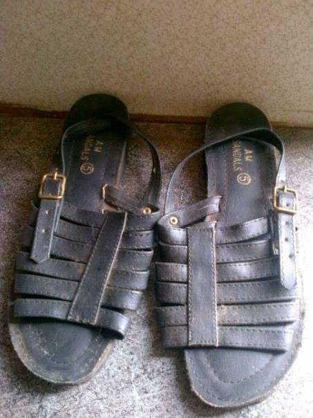 3 PAIRS OF LADIES SHOES SIZE 5 AND SIZE 7 & HALF BUT LOOK LIKE SIZE 5