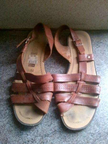 3 PAIRS OF LADIES SHOES SIZE 5 AND SIZE 7 & HALF BUT LOOK LIKE SIZE 5