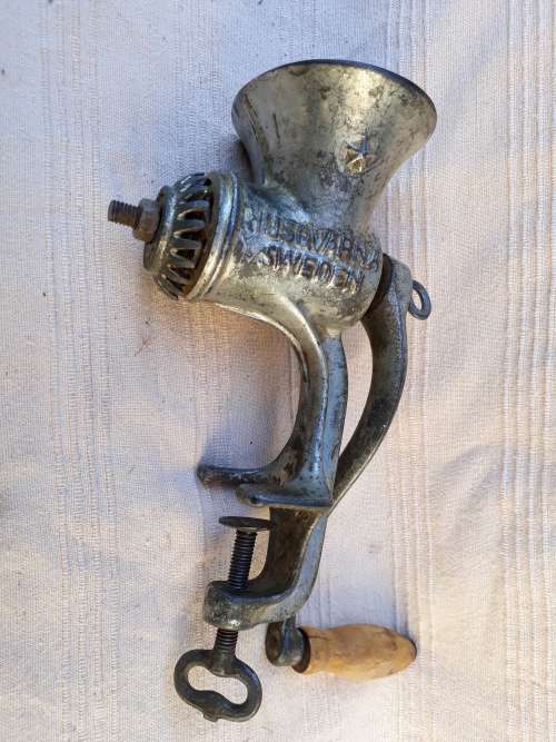 LOVELY OLD MINCER NOT SURE IF ALL PARTS ARE TOGETHER