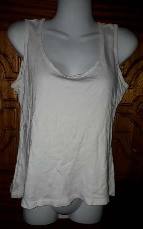 LADIES WHITE SPORTS LIKE TOP - NO MAKE AN SIZE - MAY HAVE A FEW MARKS ON IT