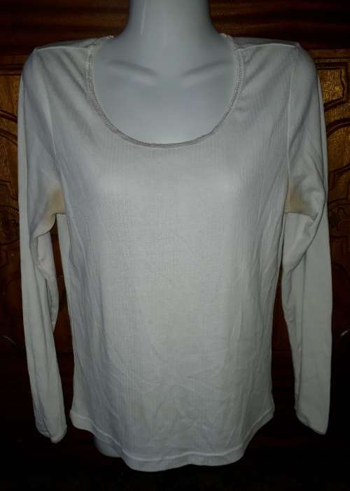 SPECIAL!! LADIES WHITE TOP - LEGEND - M - MAY HAVE A FEW MARKS ON IT