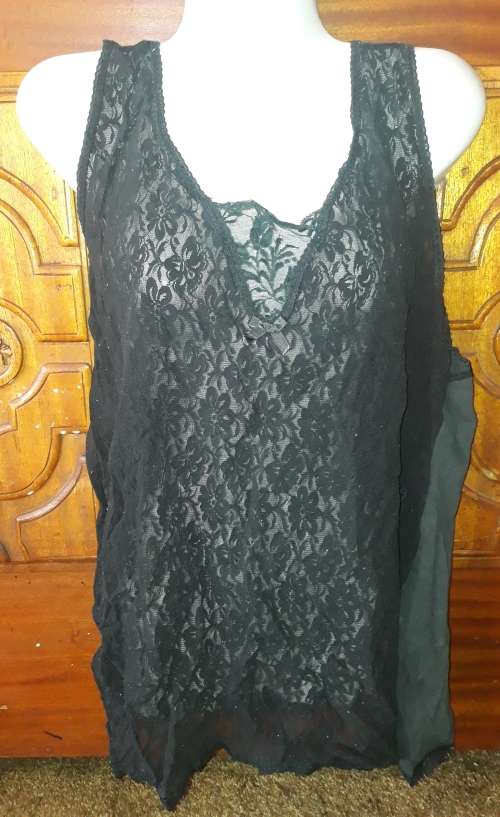 LADIES BLACK TOP - ITS GOT SOME FLUFF ON IT