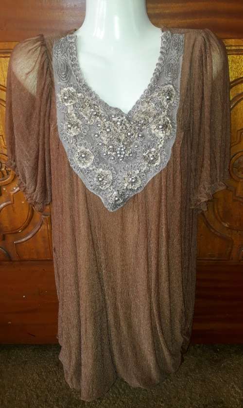 LADIES BROWN TOP - NO MAKE OR SIZE - ITS A LOVELY TOP BUT NEEDS A BIT OF FIXING UP