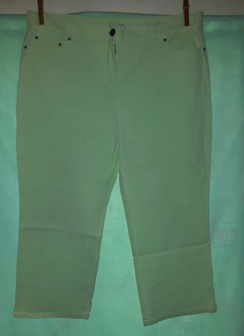 LADIES LIGHT GREEN JEANS - MAKE: QUEENS PARK - SIZE: 18
