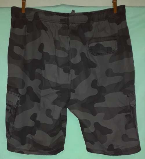 MENS ARMY PATTERN SHORTS - MAKE: REAL CLOTHING COMPANY - SIZE: L