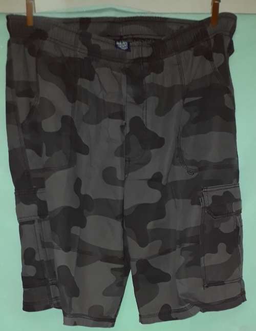 MENS ARMY PATTERN SHORTS - MAKE: REAL CLOTHING COMPANY - SIZE: L