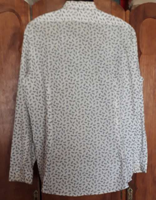 MENS: WHITE & BLUE SHIRT   - MAKE: SERVUS  - SIZE: 17 1/2