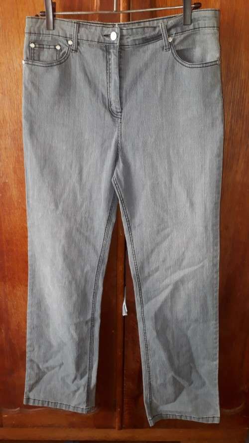 LADIES: GREY JEANS - MAKE: DU TIME - SIZE: 10