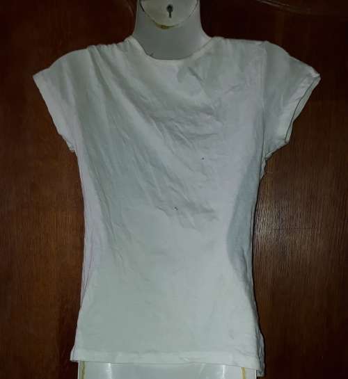 LADIES: WHITE T-SHIRT - MAKE: RT - SIZE: M