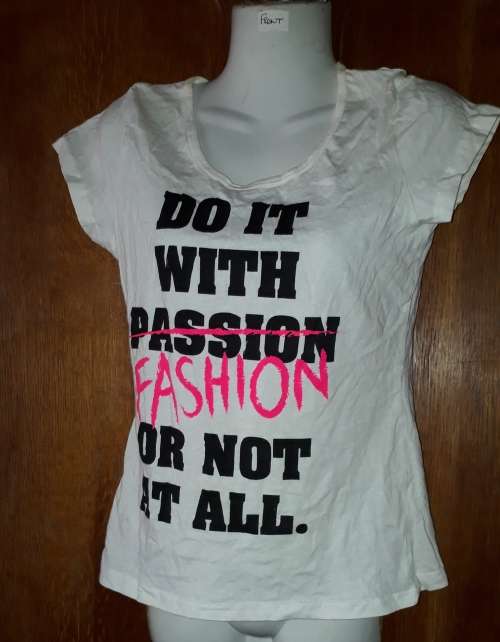 LADIES: WHITE T-SHIRT - MAKE: RT - SIZE: M