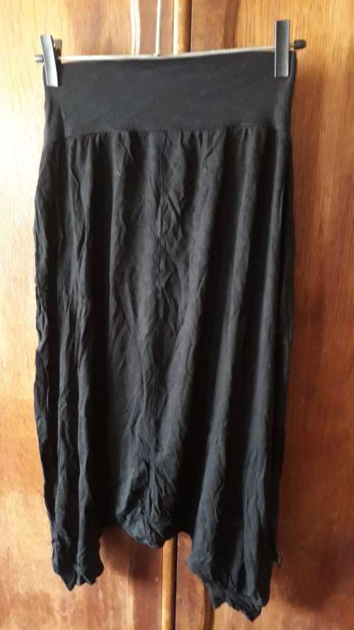 LADIES:  BLACK LONG PANTS - MAKE: NO MAKE - SIZE: NO SIZE