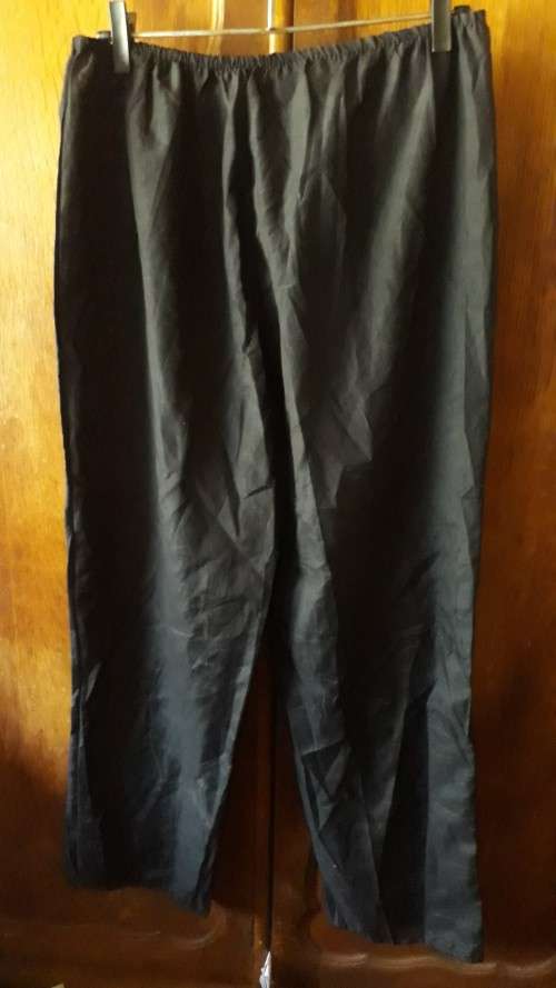 CHRISTMAS SPECIAL!!! LADIES:  THIN BLACK PANTS - MAKE: NO MAKE - SIZE: LOOKS M TO L