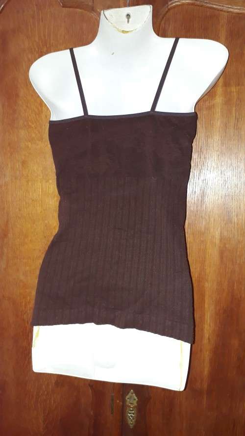 LADIES: BROWN TOP - MAKE: NO MAKE - SIZE: NO SIZE