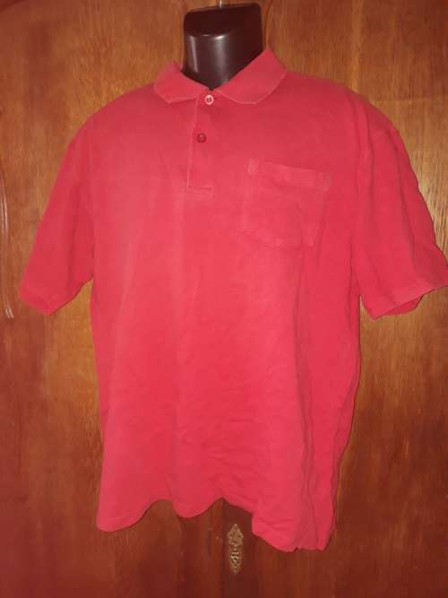 MENS: RED GOLF SHIRT - MAKE: OAKRIDGE - SIZE:L