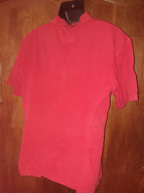 MENS: RED GOLF SHIRT - MAKE: OAKRIDGE - SIZE:L