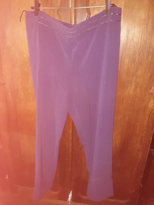 LADIES: PURPLE LONG PANTS - MAKE: RENE TAYLOR - SIZE: 18/42