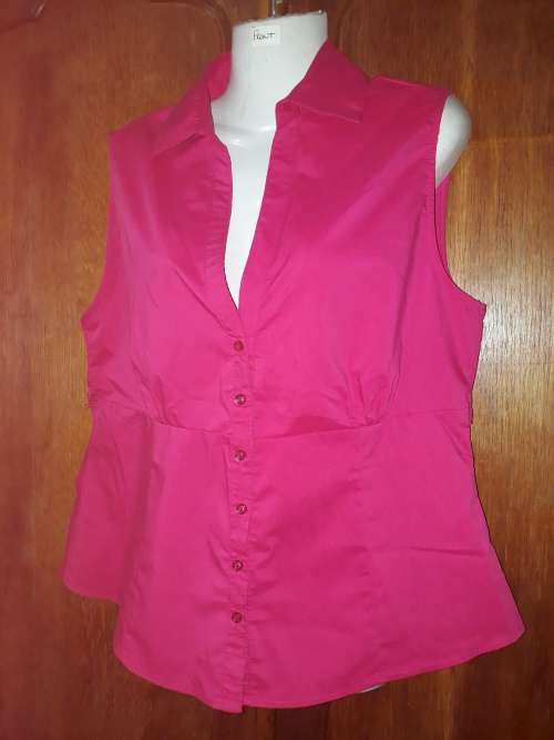 LADIES: SLEEVELESS PINK SHIRT - MAKE: MASSUMI - SIZE: 18/40