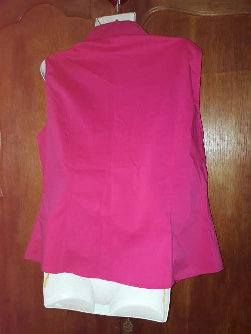 LADIES: SLEEVELESS PINK SHIRT - MAKE: MASSUMI - SIZE: 18/40