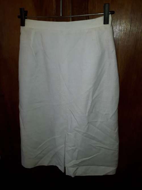LADIES: WHITE SKIRT - MAKE: DELTON - SIZE: 12