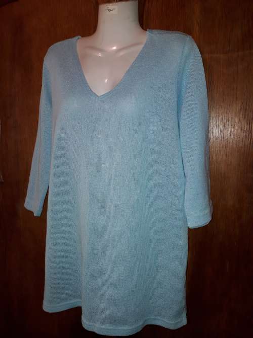 LADIES: BLUE KNITTED TOP - MAKE:REAL CLOTHING CO - SIZE: 16