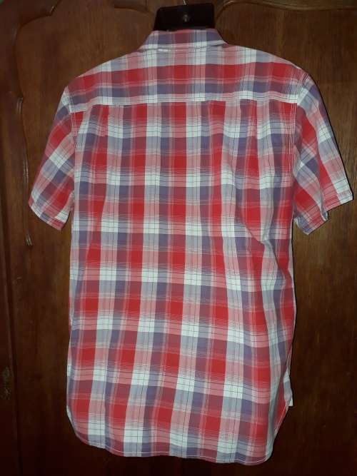 MENS: RED MULTI COLORED SHIRT - MAKE: LEVIS - SIZE: L