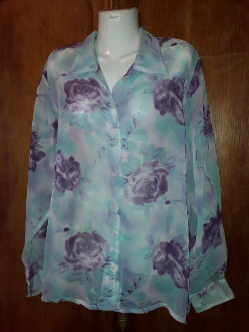LADIES: THIN BLUE MULTI COLORED BLOUSE - MAKE: ROSE FASHION - SIZE: L