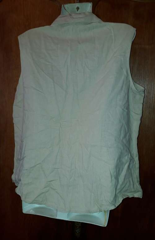 COVID 19 SPECIAL! LADIES: BEIGE SLEEVELESS SHIRT - MAKE: NO MAKE - SIZE: NO SIZE